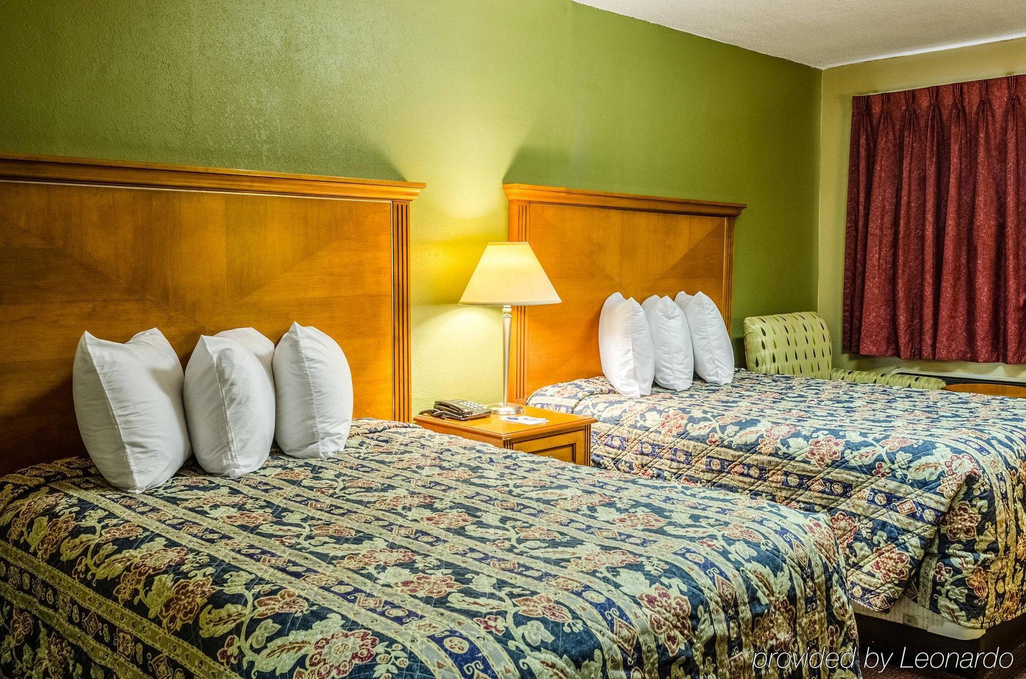 Rodeway Inn Indianola Exterior photo