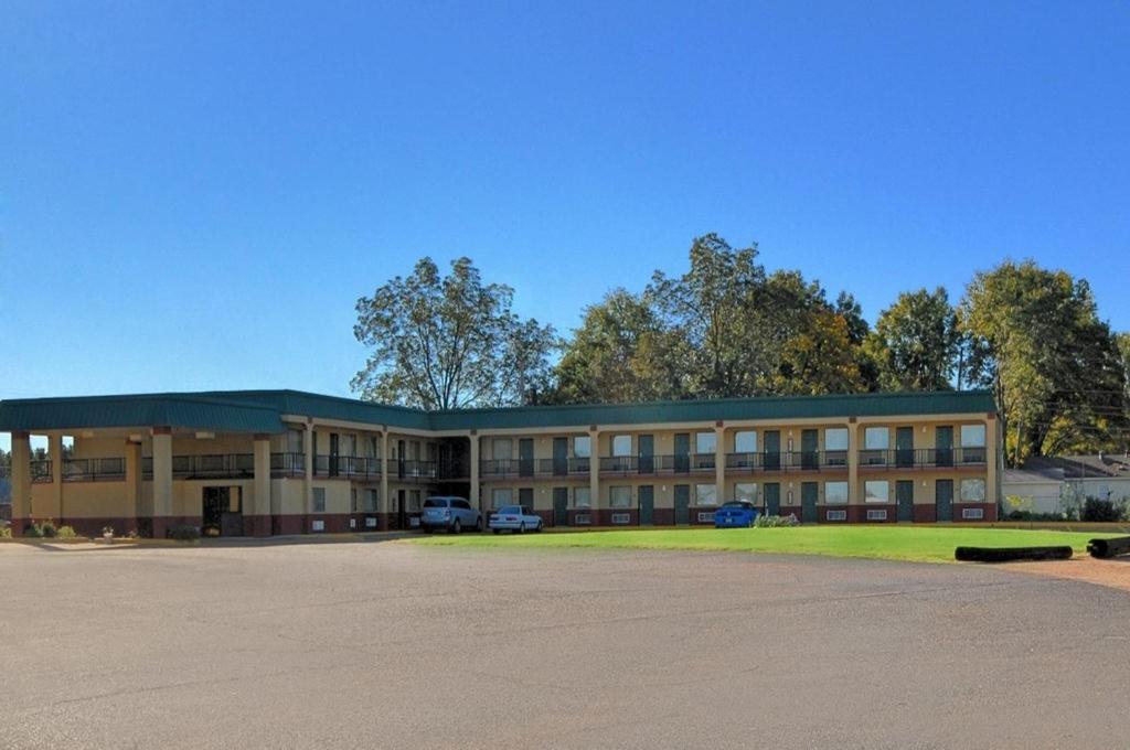 Rodeway Inn Indianola Exterior photo
