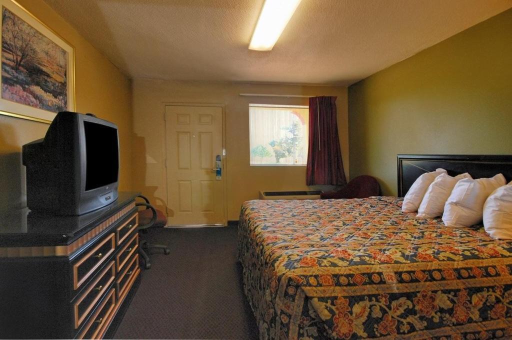 Rodeway Inn Indianola Room photo